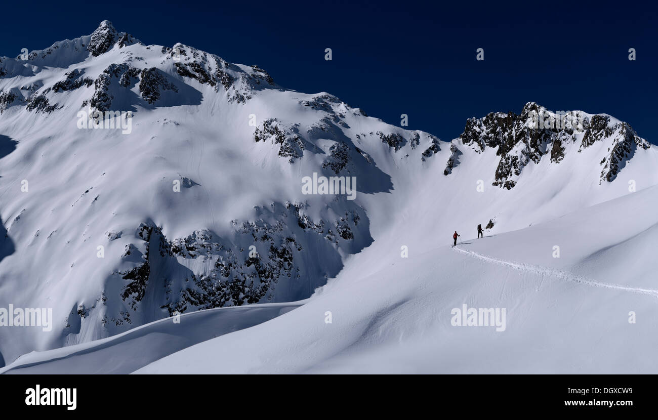 Picco di montagna con sci alpinisti Kaltenberg, San Anton, Vorarlberg, Austria Foto Stock