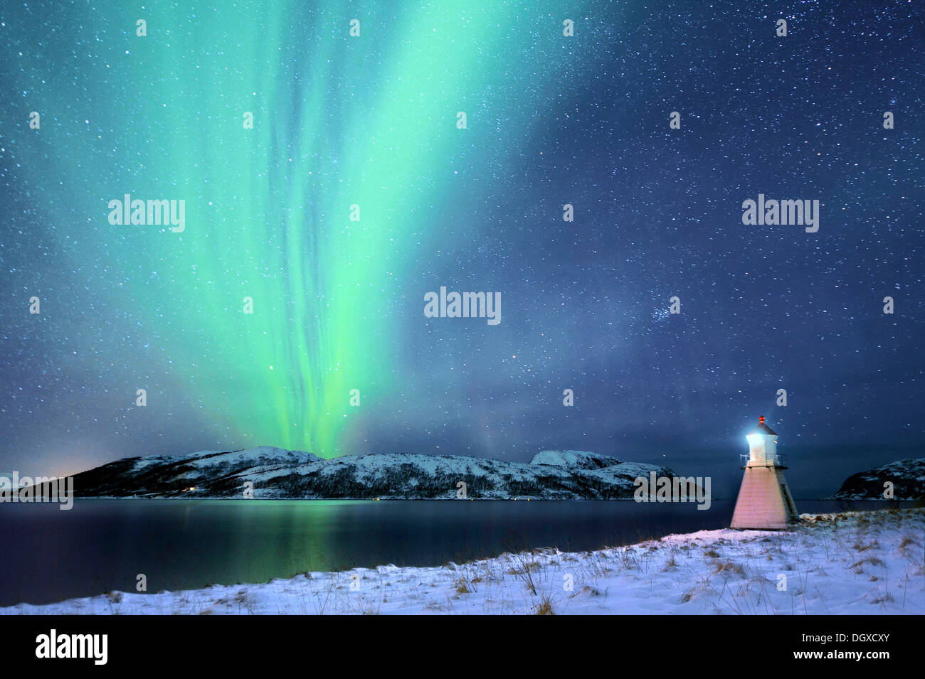 Aurora sul fiordo con il faro in inverno, Tromsø, ‪Troms, Norvegia settentrionale, Norvegia Foto Stock