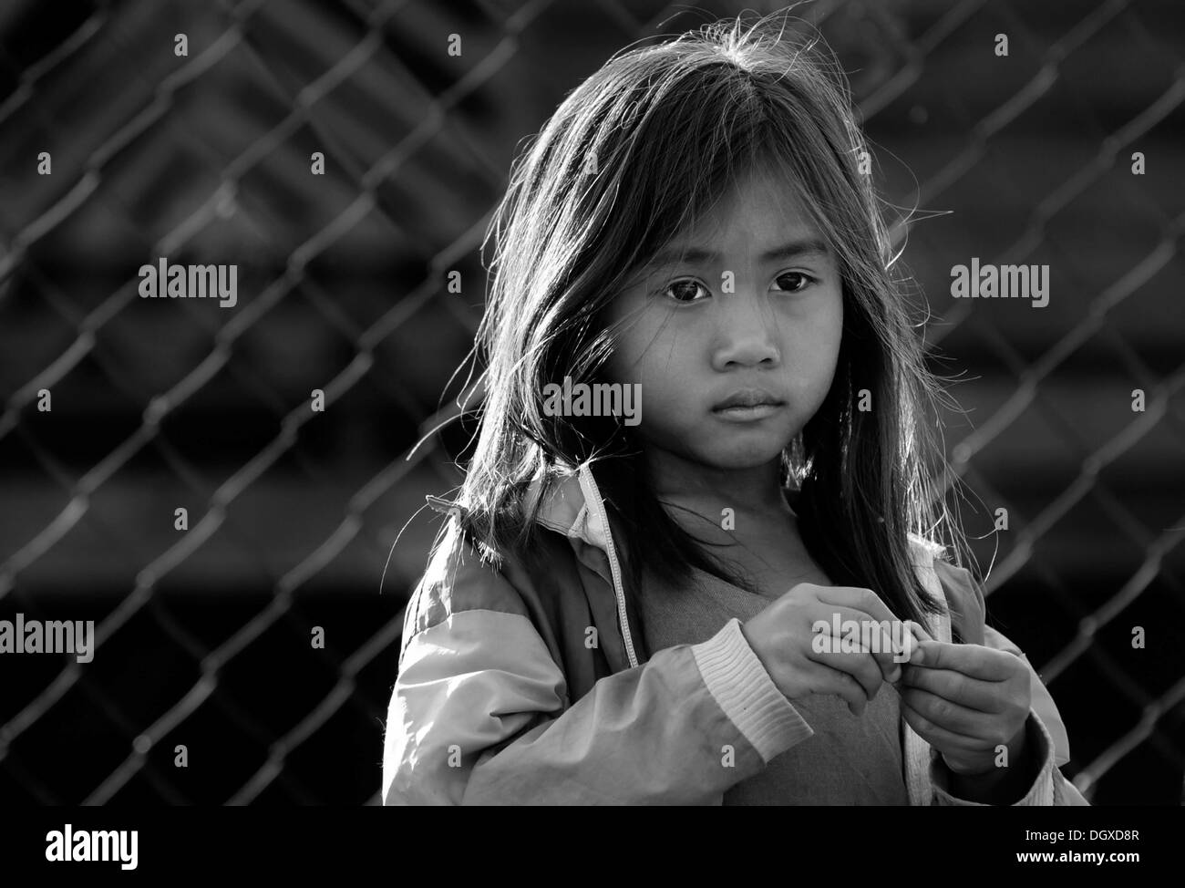 Ragazza triste davanti al recinto nel Laos, Asia sud-orientale, Asia Foto Stock