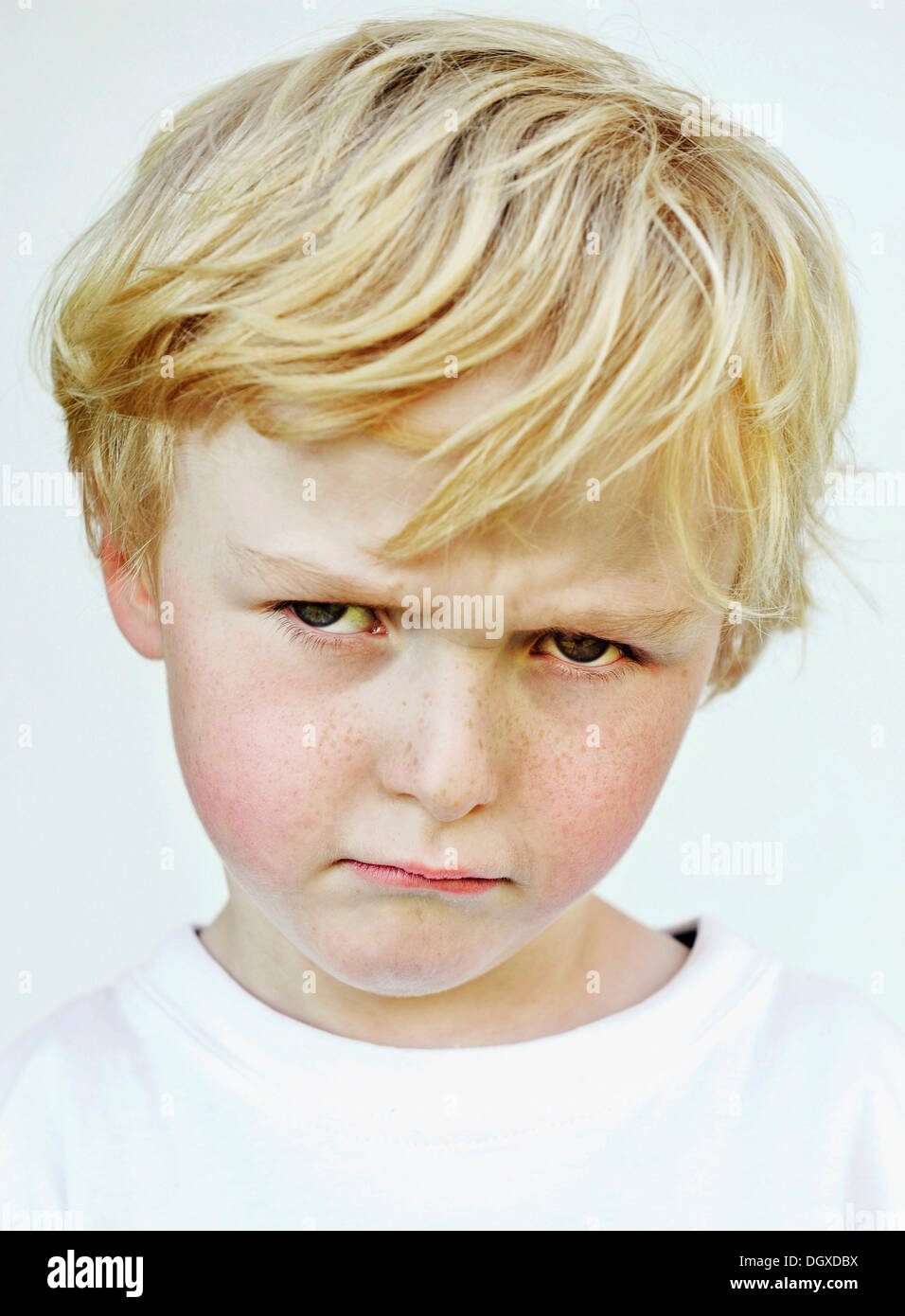 Grim fronte little boy Foto Stock