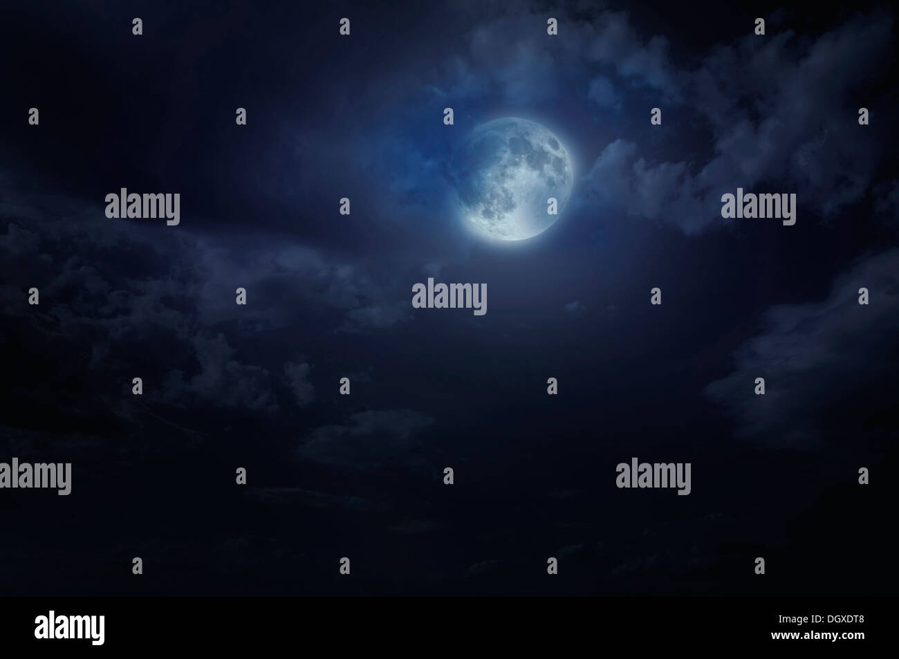 Di notte il cielo stellato e la luna. Notte cielo nuvoloso. Sfondo di Halloween Foto Stock
