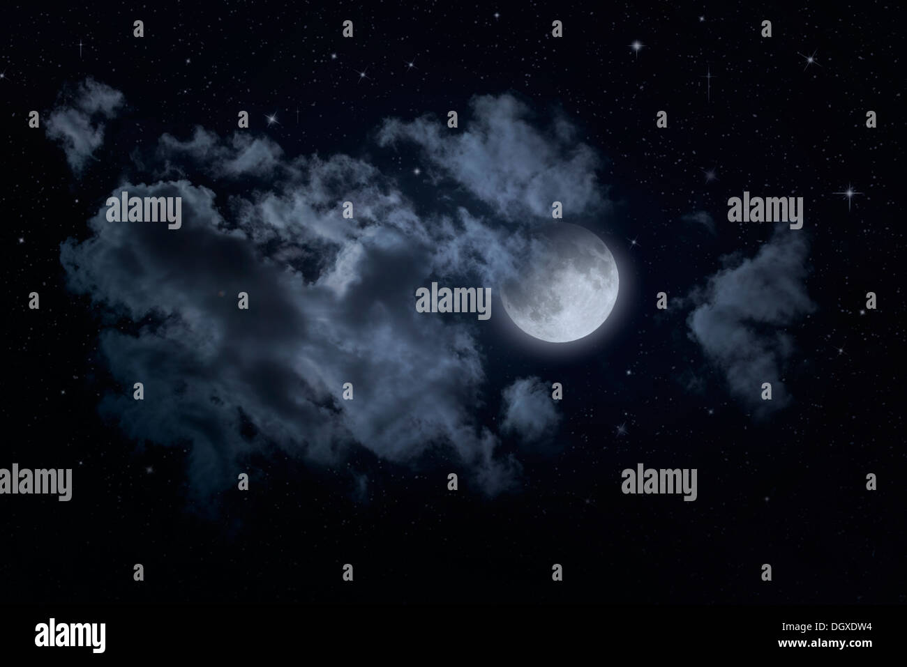 Di notte il cielo stellato e la luna. Notte cielo nuvoloso. Sfondo di Halloween Foto Stock