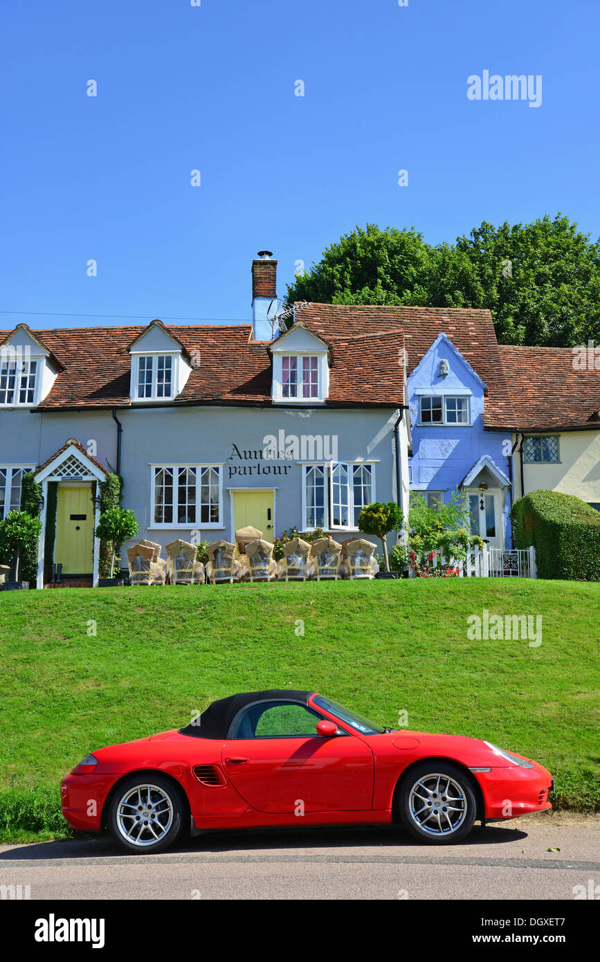 Periodo cottages e Porsche auto in Finchingfield, Essex, Inghilterra, Regno Unito Foto Stock