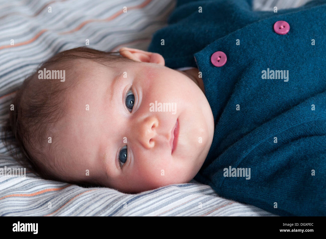 Close up di una piccola bambina cercando sognanti Foto Stock