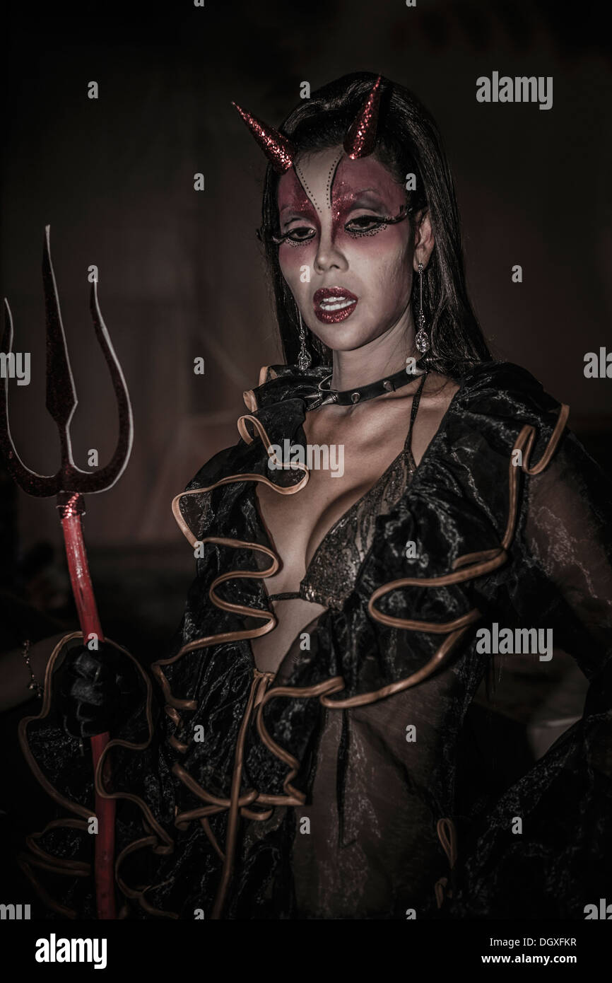 Diavolo di Halloween . Thailandia travestite indossare costume di Devils Horns e arpione tridente Foto Stock