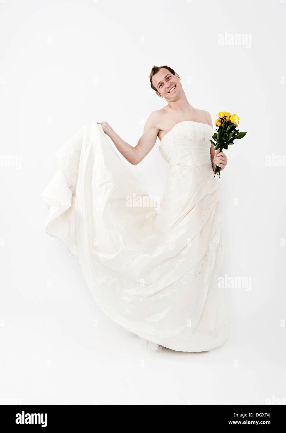Uomo che indossa un abito da sposa e tenendo un bouquet nuziale, Austria Foto Stock