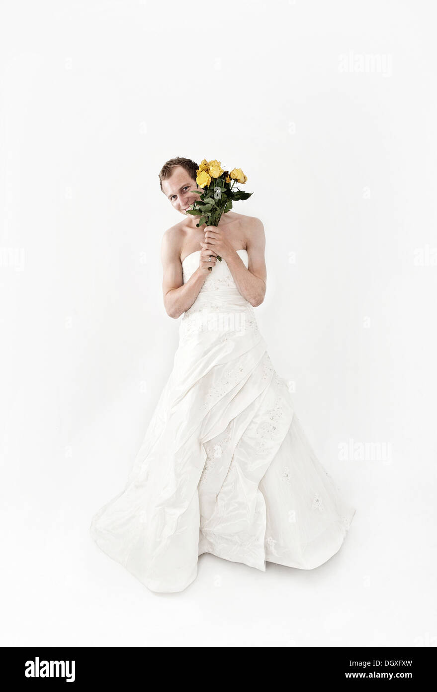 Uomo che indossa un abito da sposa e tenendo un bouquet nuziale, Austria Foto Stock