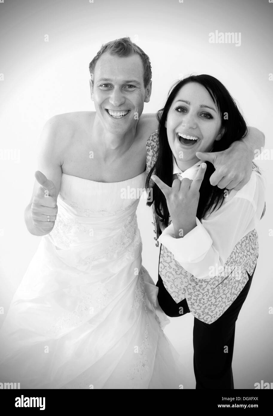 Sorridente sposa indossa una tuta e una per lo sposo che indossa un abito da sposa, scambio di abiti nuziali, Austria Foto Stock