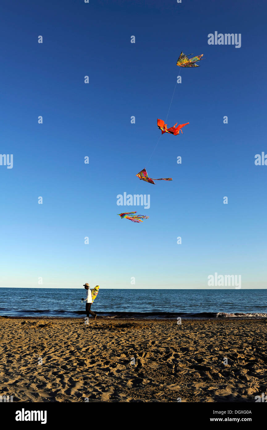 Uomo Con Tanti Aquiloni Sulla Spiaggia Mare Cielo Blu