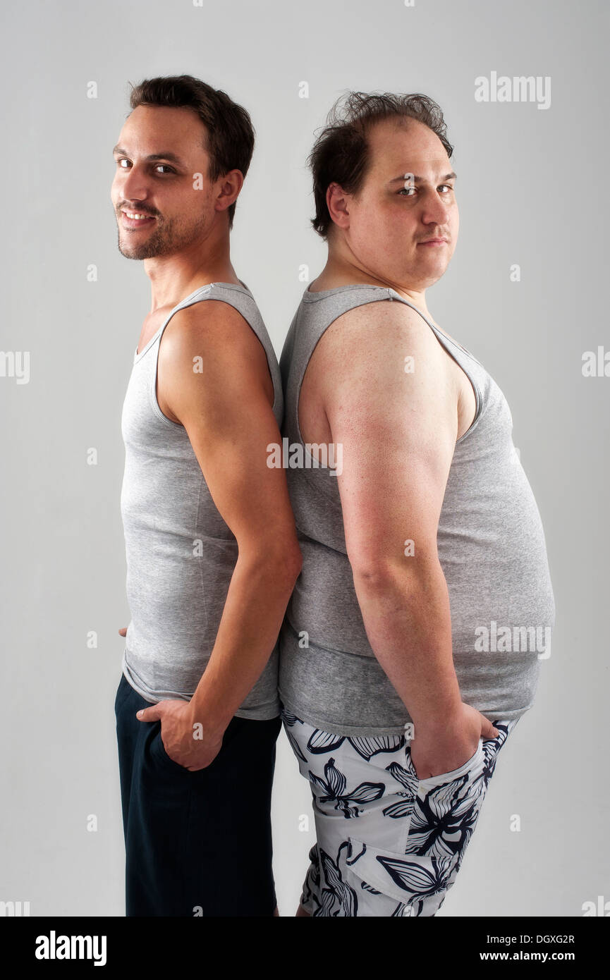 Atletico e muscolare di uomo in piedi nella parte posteriore con un uomo grasso Foto Stock