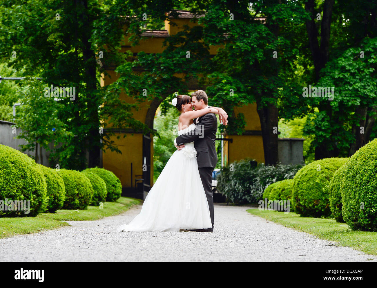 Coppie in viaggio di nozze nel parco di Schloss Ambras Castello, Innsbruck, in Tirolo, Austria Foto Stock