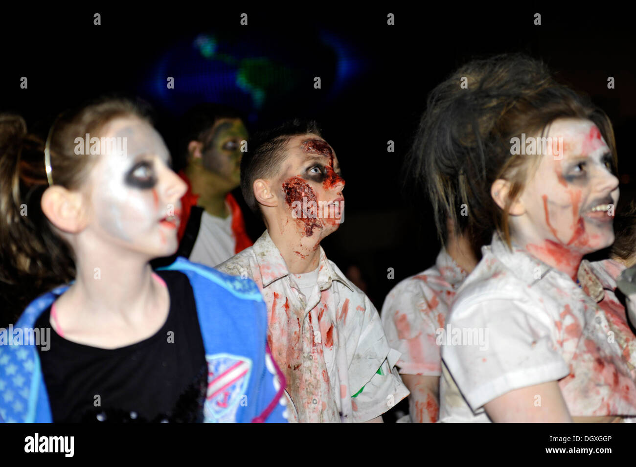 Gli zombie che si sono riuniti a Derry's Waterloo Place per ricreare la mitica 1982 Michael Jackson pop Thriller video. Foto Stock