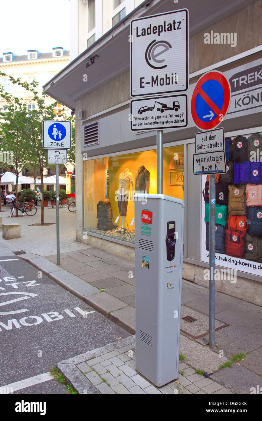 Stazione di ricarica per i veicoli elettrici nel centro della città di Amburgo Foto Stock