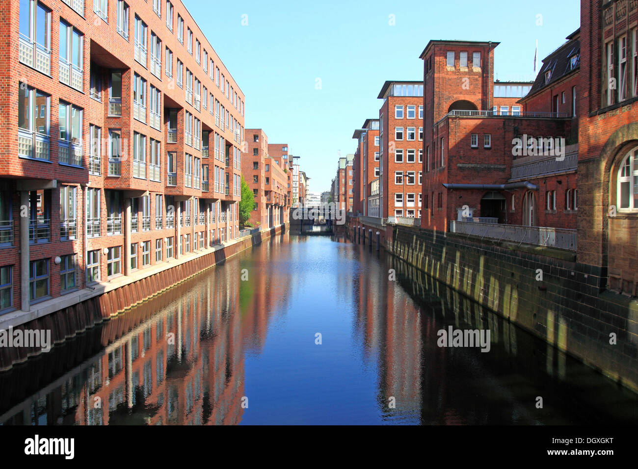 Edifici lungo un canale, quartiere Speicherstadt, Amburgo Foto Stock