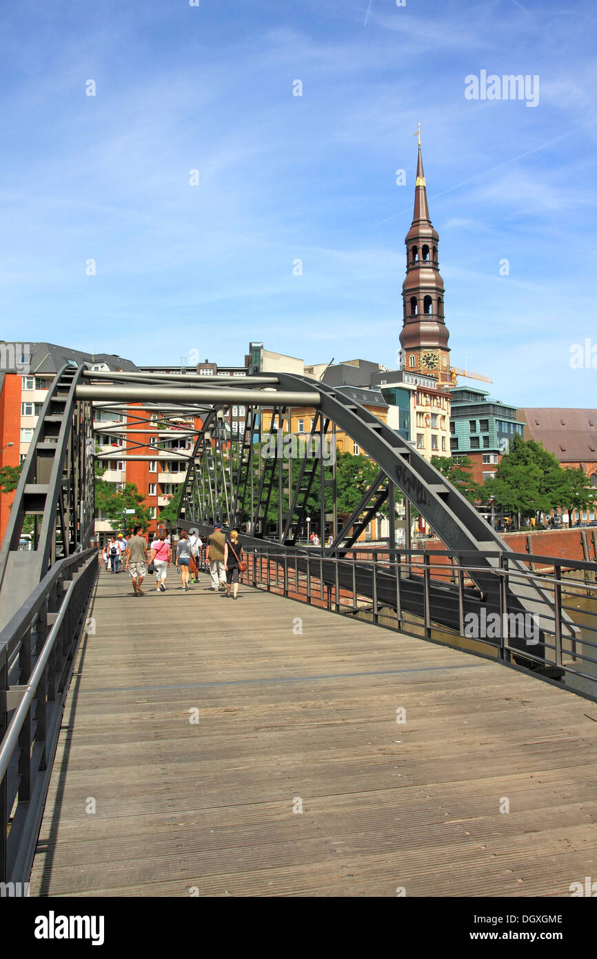 Ponte nel quartiere Speicherstadt, vista del centro della città e la chiesa Katharinenkirche, Amburgo Foto Stock