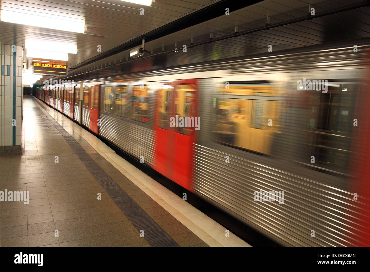 La stazione della metropolitana con il treno in arrivo, Amburgo Foto Stock