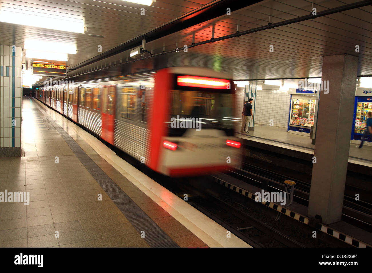 La stazione della metropolitana con il treno in arrivo, Amburgo Foto Stock