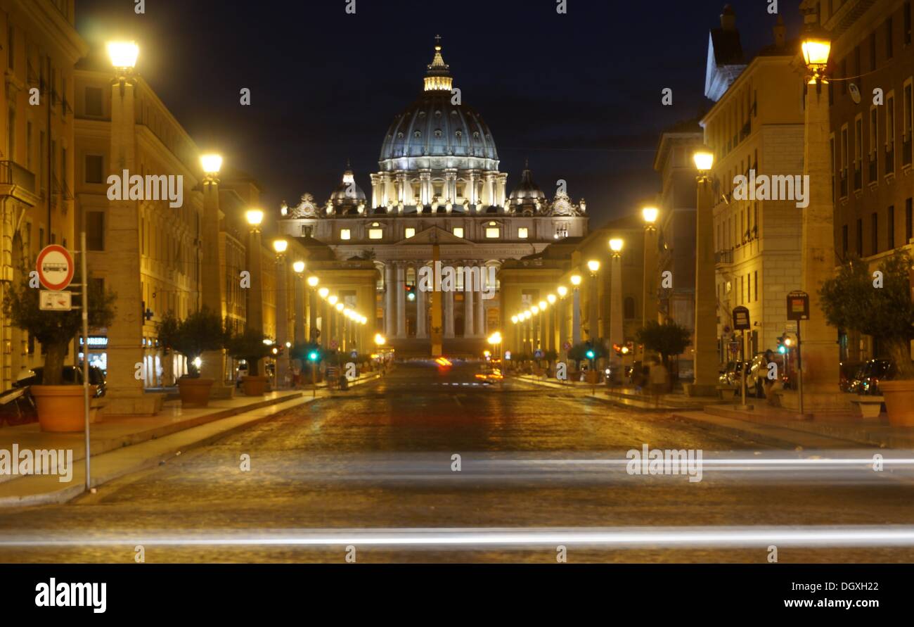 Vista del illuminata Basilica di San Pietro in Vaticano a Roma, Italia, 11 agosto 2013. La fontana è protetto dalle forze di polizia per impedire il furto di monete buttato in acqua dai turisti. Più di 950.000 euro sono stati raccolti per fini caritativi nel 2010. Foto: Soeren Stache Foto Stock
