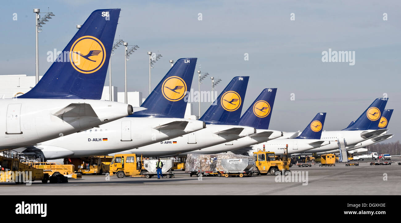 Aerei per il trasporto passeggeri della compagnia aerea tedesca Lufthansa permanente al morsetto 2 sull aeroporto di Monaco di Baviera Foto Stock