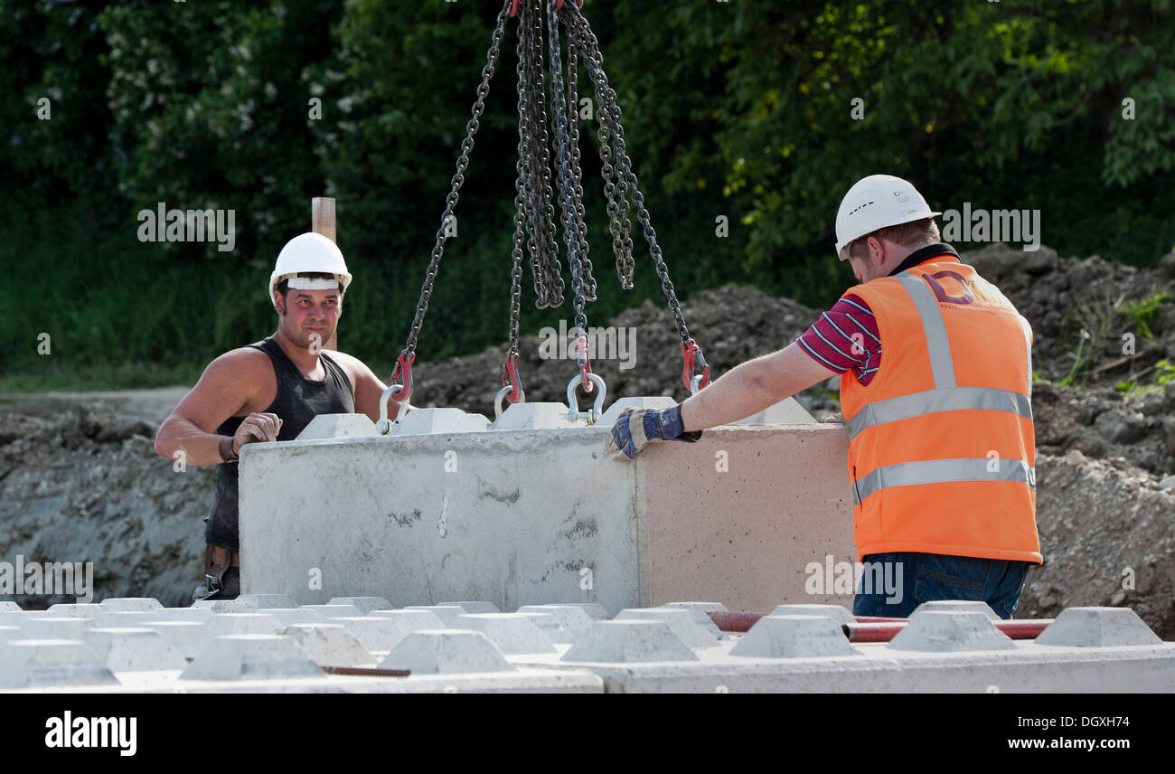 Un ingegnere e un lavoratore sono blocchi di posizionamento durante un edificio sito test di carico in un cantiere in Fridolfing Foto Stock