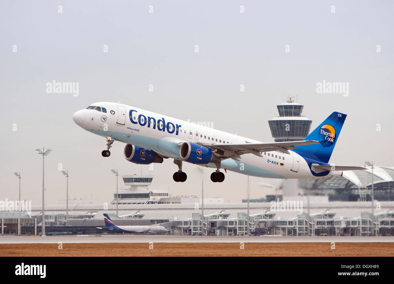 Condor Airbus A320-212 aereo durante il decollo dall'aeroporto di Monaco di Baviera Foto Stock