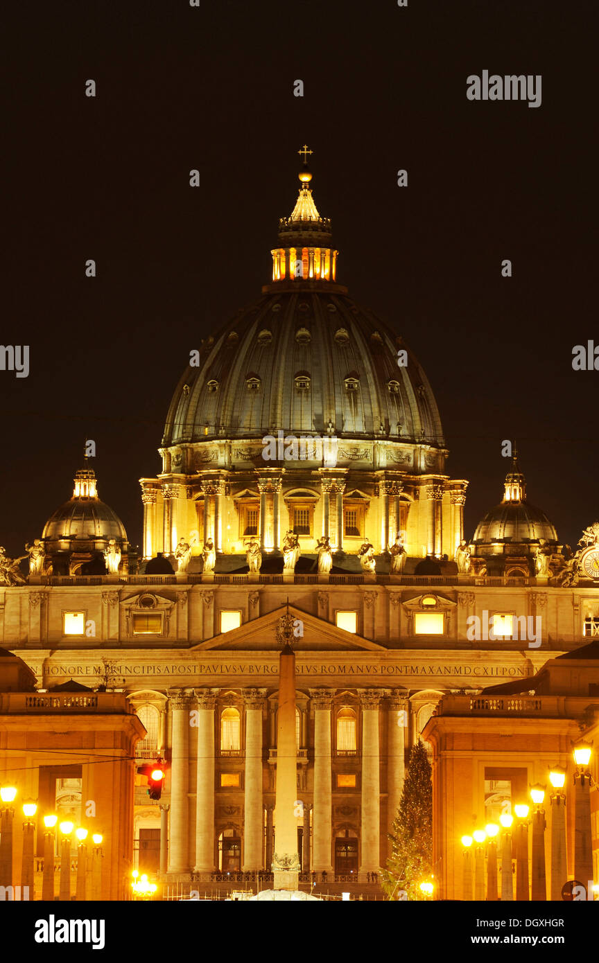 La Basilica di San Pietro, illuminata di notte, in Via della Conciliazione, Vaticano, Roma, Italia, Europa Foto Stock