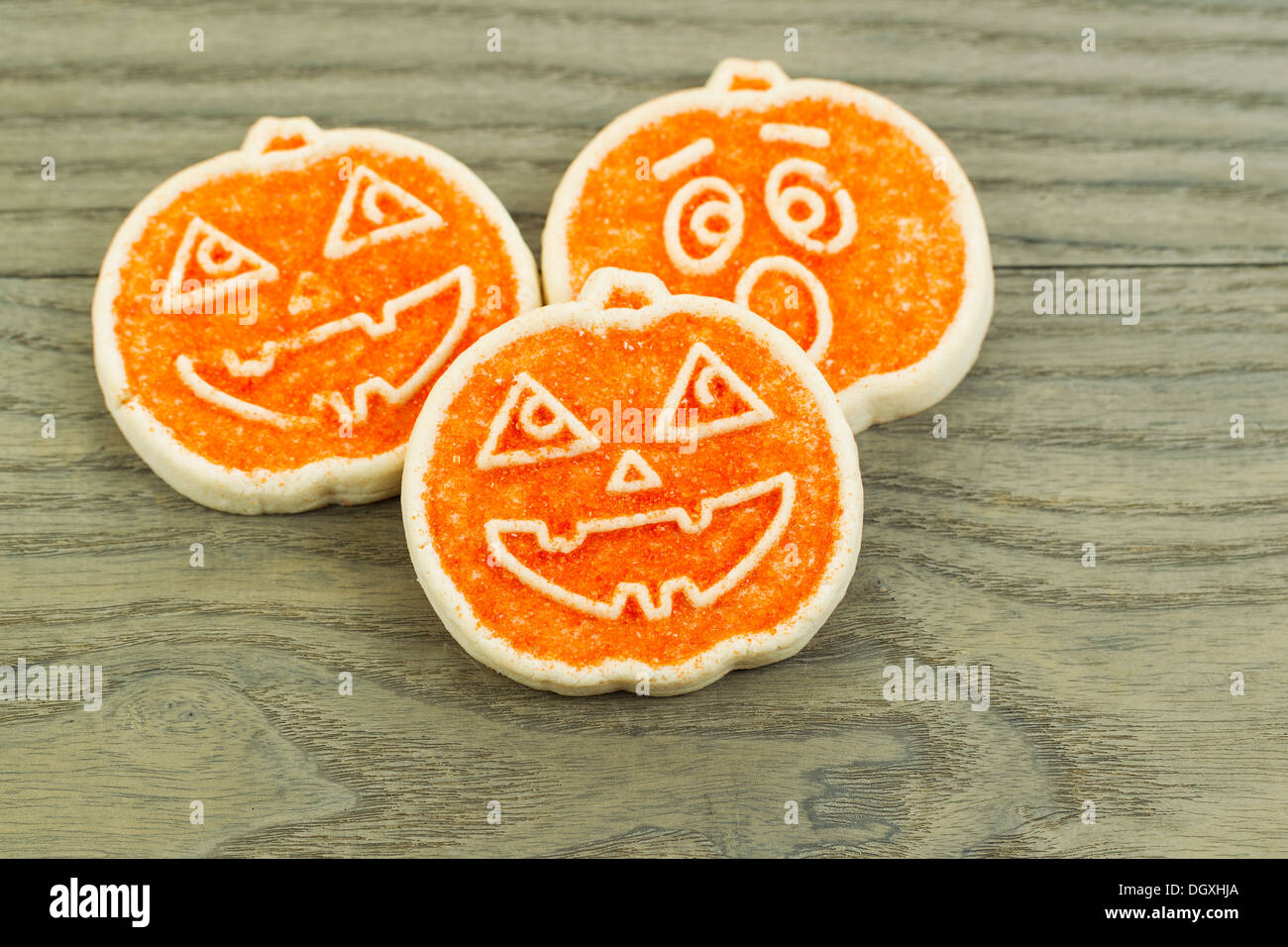 Foto orizzontale di tre zucchero stagionali dei cookie sul naturale legno invecchiato tabella Foto Stock