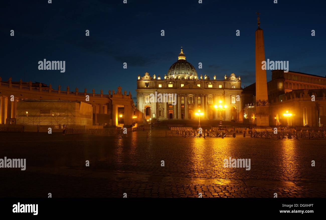 Roma, Italia. 11 Ago, 2013. Vista del illuminata Basilica di San Pietro in Vaticano a Roma, Italia, 11 agosto 2013. La fontana è protetto dalle forze di polizia per impedire il furto di monete buttato in acqua dai turisti. Più di 950.000 euro sono stati raccolti per fini caritativi nel 2010. Foto: Soeren Stache/dpa/Alamy Live News Foto Stock