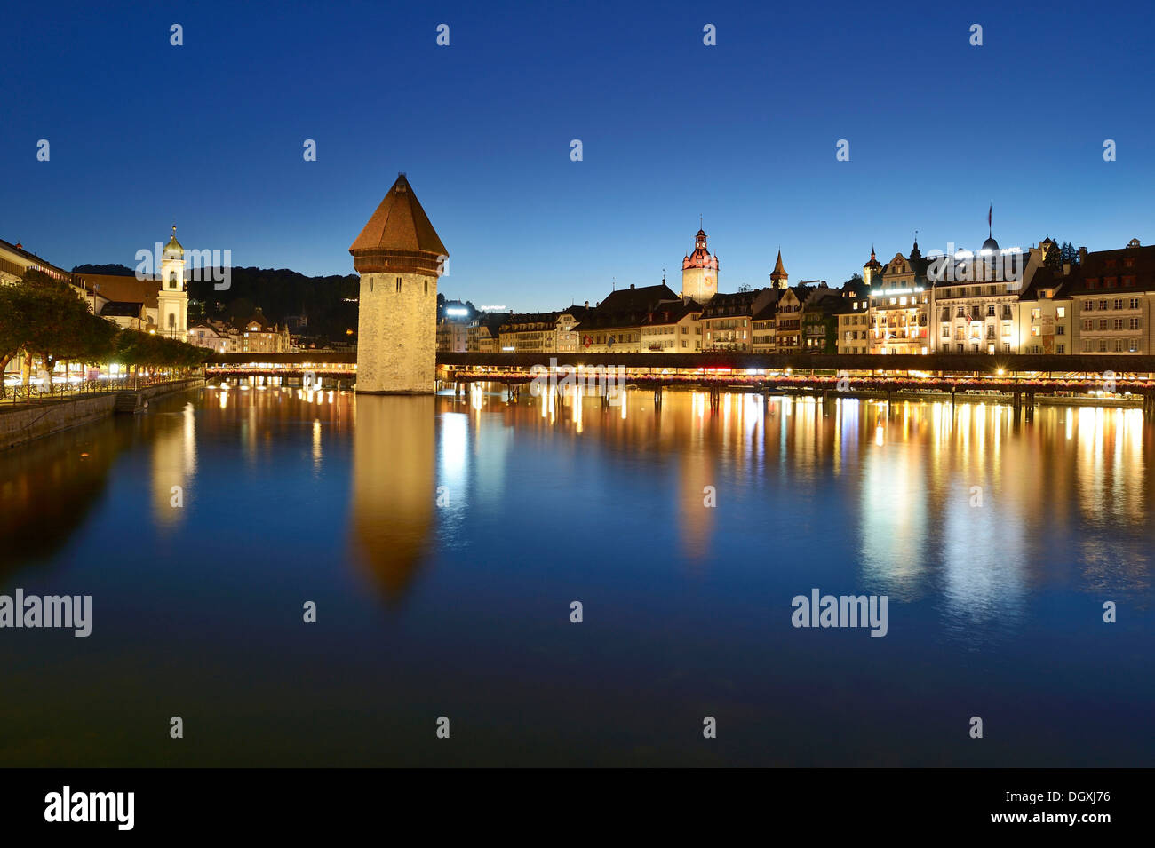 Le luci del Ponte della Cappella e la torre dell'acqua sono riflessi nell'acqua del fiume Reuss, Lucerna, Svizzera, Europa Foto Stock