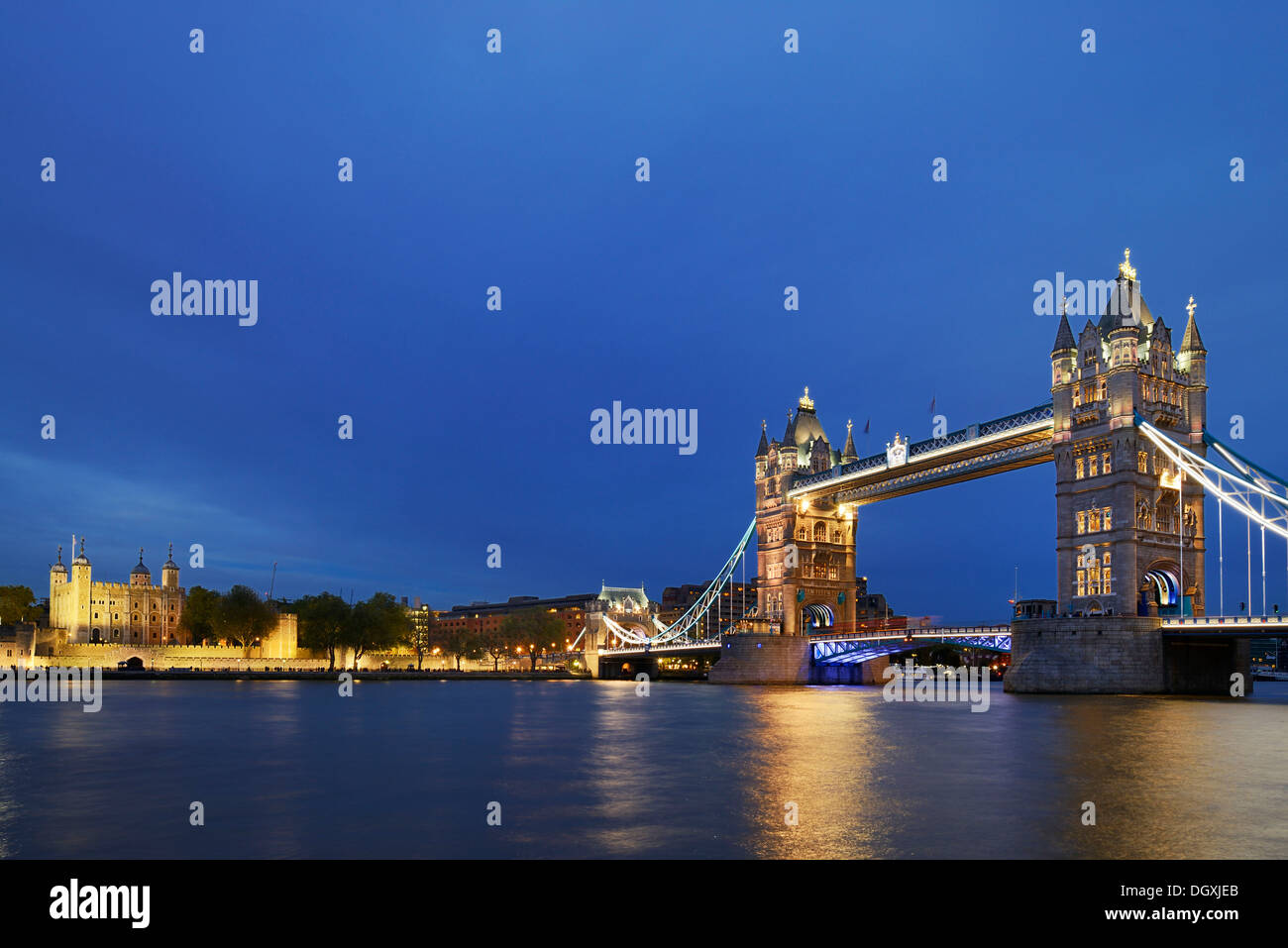 Il Tower Bridge con le torri della Torre di Londra sulla sinistra, al tramonto, London, England, Regno Unito, Europa Foto Stock