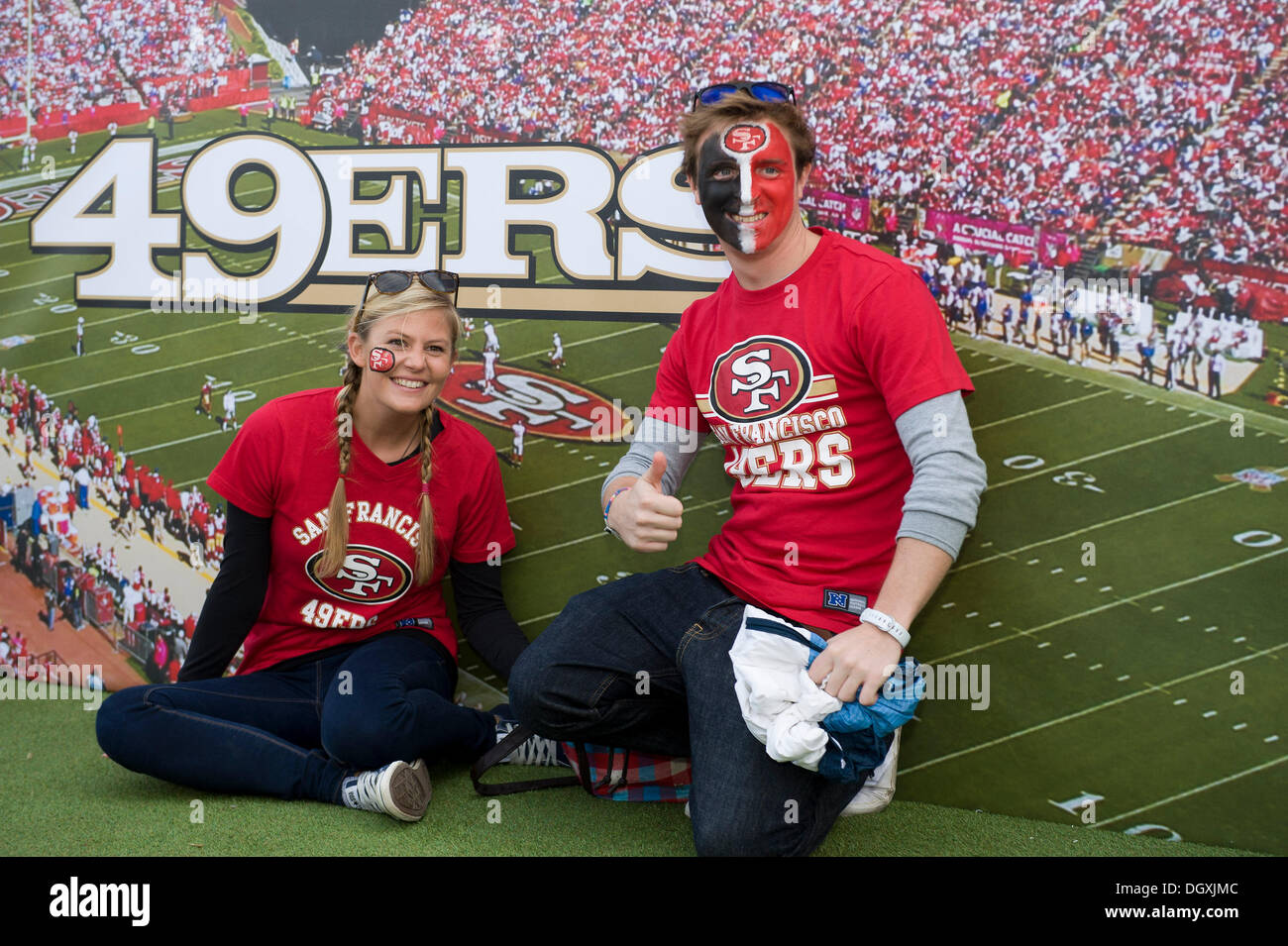 Londra, Regno Unito. 27 ott 2013. San Francisco 49er è un fan pongono prima della NFL International Series gioco San Francisco 49ers v Jacksonville Jaguars allo Stadio di Wembley. Credito: Azione Sport Plus/Alamy Live News Foto Stock