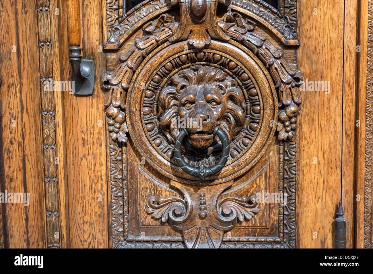 Vecchia porta di legno con maniglia closeup Foto Stock