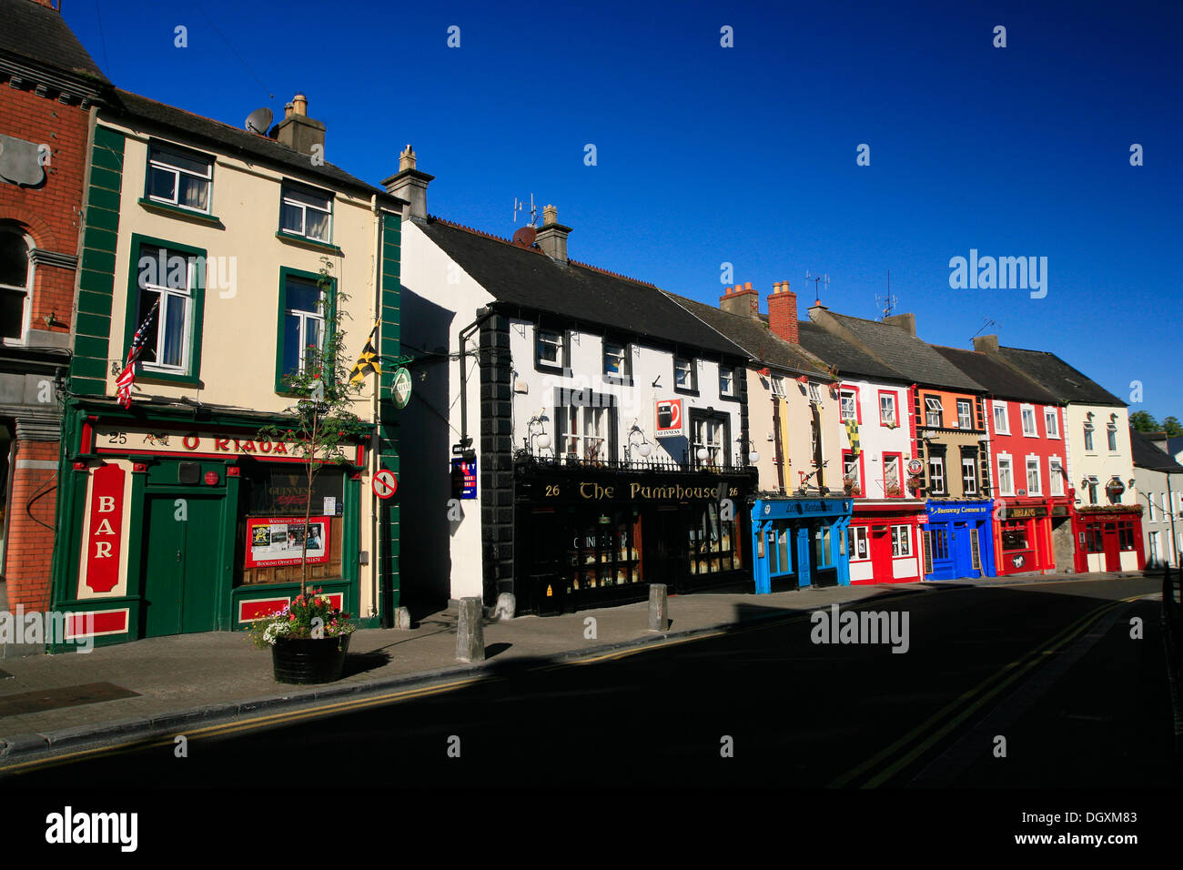 Fila di pub irlandese in colori luminosi Foto Stock