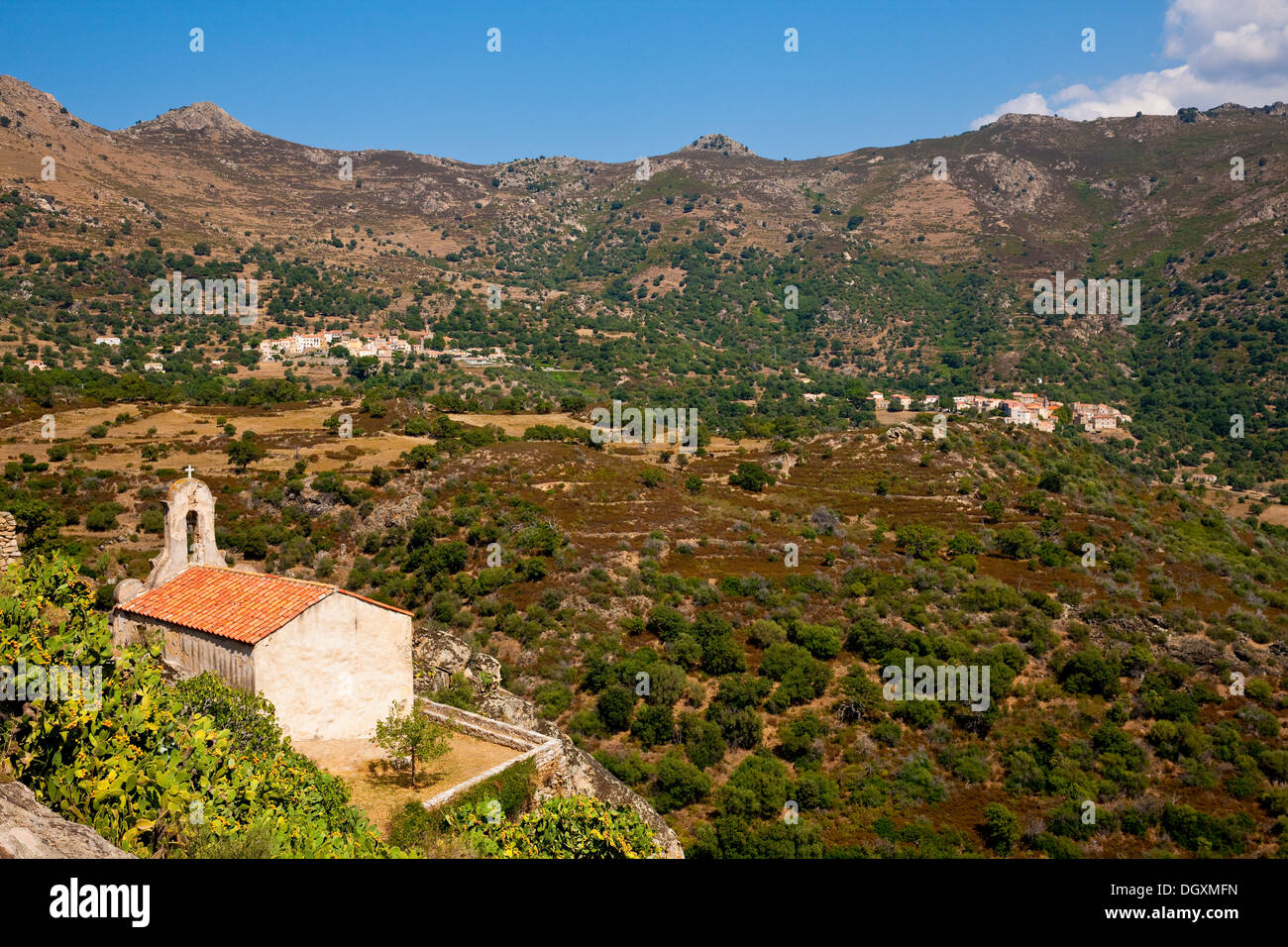 Chapelle Saint-Joseph nel villaggio di Montemaggiore ( Montegrosso ) con il Monte Grosso gamma, Corsica, Francia Foto Stock