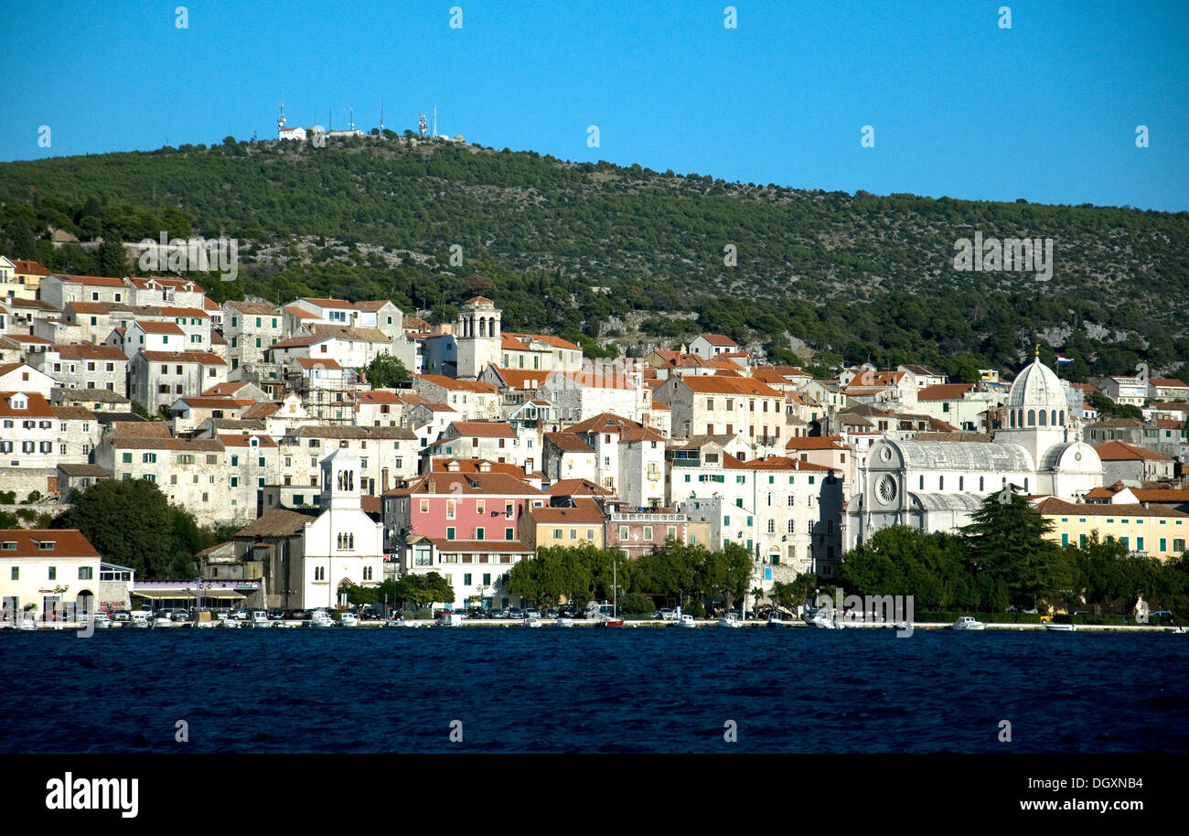 In Croazia la riva del mare città di Šibenik l'Unesco-cattedrale elencati, a cupola, a destra, è notevole architettura rinascimentale Foto Stock
