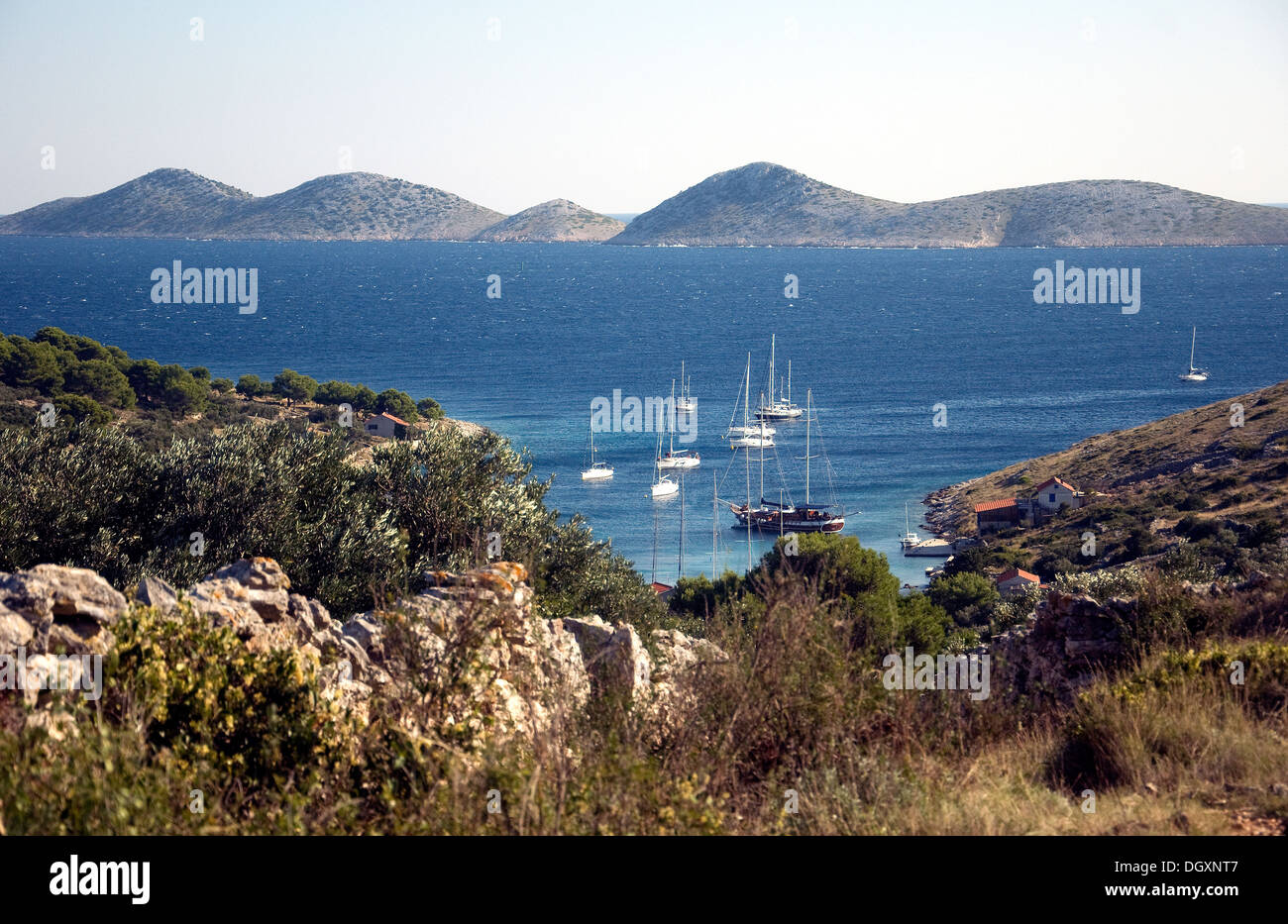 Con più della Croazia da isole di Kornati oltre, barche a vela comprendente un tradizionale bagno turco-costruito caicco ormeggiare nella baia di Smokvika Foto Stock
