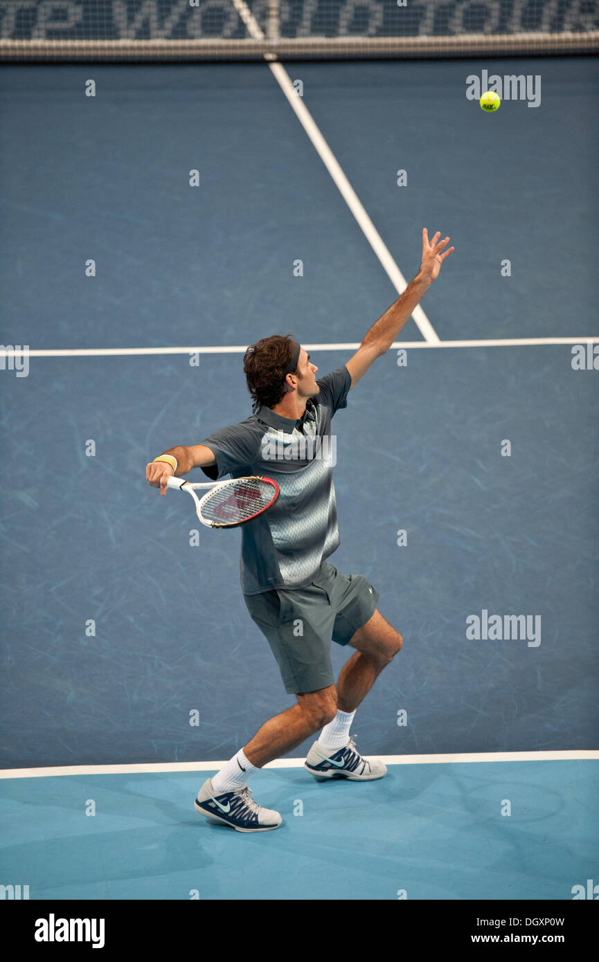 Basel, Svizzera. 27 ott 2013. Roger Federer serve durante la finale di Swiss interni a St. Jakobshalle di domenica. Foto: Miroslav Dakov/ Alamy Live News Foto Stock