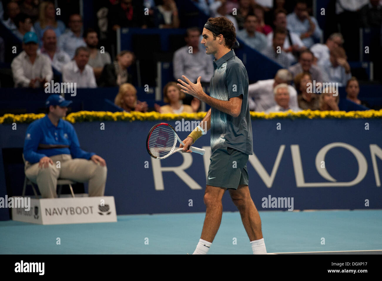 Basel, Svizzera. 27 ott 2013. Roger Federer (SUI) arrabbiato durante la finale di Swiss interni a St. Jakobshalle di domenica. Foto: Miroslav Dakov/ Alamy Live News Foto Stock