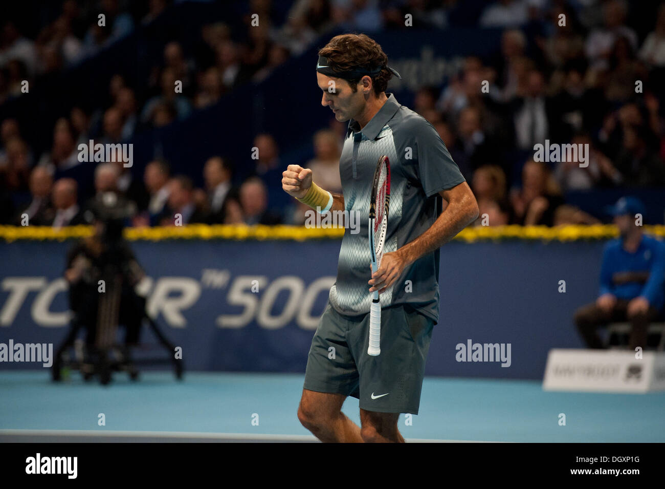 Basel, Svizzera. 27 ott 2013. Roger Federer (SUI) cheers durante la finale di Swiss interni a St. Jakobshalle di domenica. Foto: Miroslav Dakov/ Alamy Live News Foto Stock