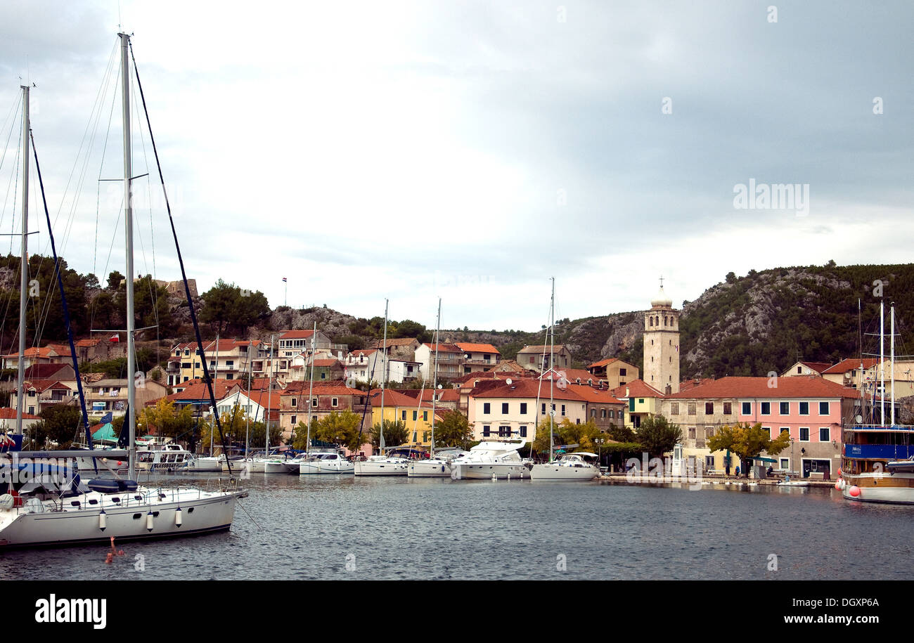 Il tranquillo porto di Skradin, città di accesso per il Parco Nazionale di Krka in Croazia la costa dalmata Foto Stock