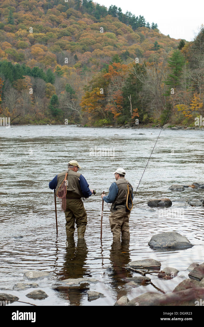 Due anziani pescatori a mosca ritorno alla riva del fiume Housatonic nella contea di Litchfield, Connecticut dopo una giornata di pesca. Foto Stock