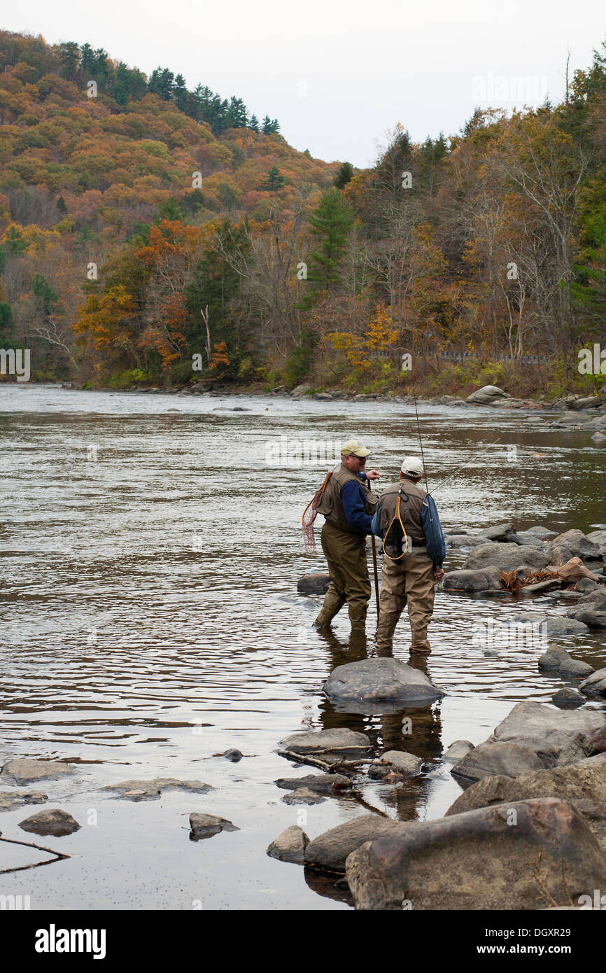 Due anziani pescatori a mosca ritorno alla riva del fiume Housatonic nella contea di Litchfield, Connecticut dopo una giornata di pesca. Foto Stock