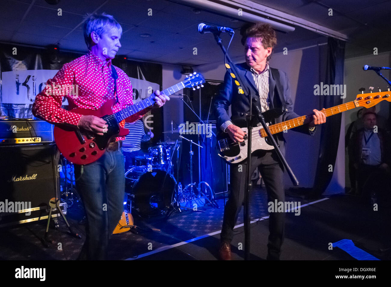 Kingston Upon Thames, Surrey, Regno Unito. 26 ott 2013. Bruce Foxton (Bass), Russell Hastings (chitarra) e sorridente (tamburi) Eseguire come dall'inceppamento al Kingsmeadow, AFC Wimbledon, Kingston Upon Thames, Surrey, Regno Unito © Trish Gant/Alamy Live News Foto Stock
