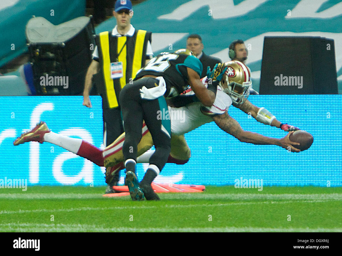 Londra, Regno Unito. 27 ott 2013. San Francisco 49ers QB Colin Kaepernick segna un TD durante l'ottava NFL serie internazionale di gioco a Londra con la San Francisco 49ers rispetto a Jacksonville Jaguars. Dallo Stadio di Wembley a Londra. Credito: Azione Sport Plus/Alamy Live News Foto Stock