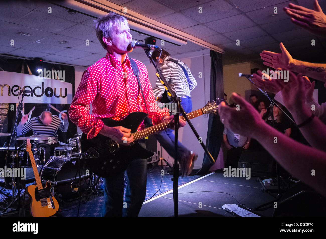 Kingston Upon Thames, Surrey, Regno Unito. 26 ott 2013. Bruce Foxton (Bass), Russell Hastings (chitarra) e sorridente (tamburi) Eseguire come dall'inceppamento al Kingsmeadow, AFC Wimbledon, Kingston Upon Thames, Surrey, Regno Unito © Trish Gant/Alamy Live News Foto Stock