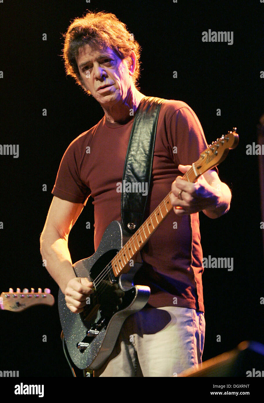 FILE PIX: Frankfurt Main, Germania. 24 Aprile, 2005. (Dpa) - cantante americano Lou Reed esegue sul palco del "Alten Oper' (antico teatro dell'opera) di Francoforte sul Meno, Germania, 24 aprile 2005. L'ex membro della band di culto "Velvet Underground' aprì il suo tour in Germania in sold-out opera. Credito: dpa/Alamy Live News Foto Stock