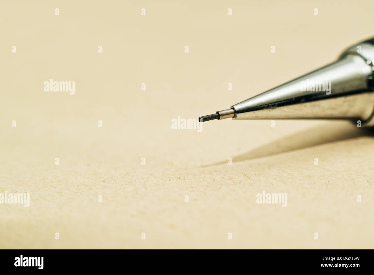 Punta di sharp meccanica matita su carta gialla Foto Stock
