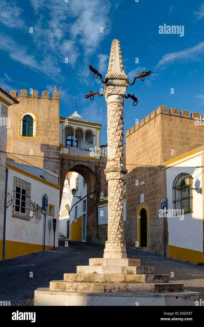 Il Portogallo, l'Alentejo, Elvas, o pelourinho nel Largo de Santa Clara square Foto Stock