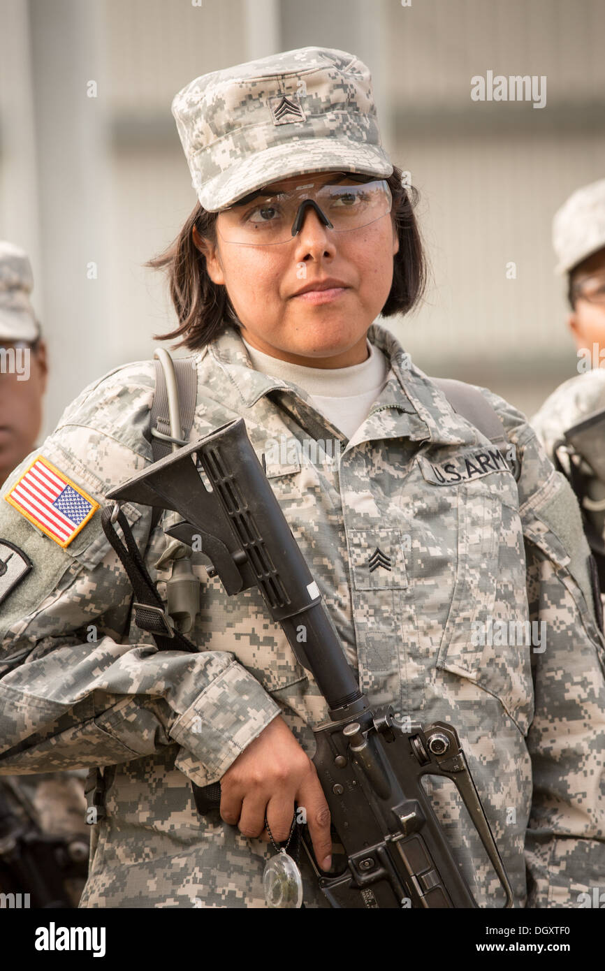 Donne praticare il sergente candidati presso la US Army trapanare gli istruttori Scuola Fort Jackson ascoltare nel corso di addestramento alle armi Settembre 26, 2013 in Columbia, SC. Mentre il 14% dell'esercito è donne soldato vi è una carenza di trapano femmina sergeants. Foto Stock