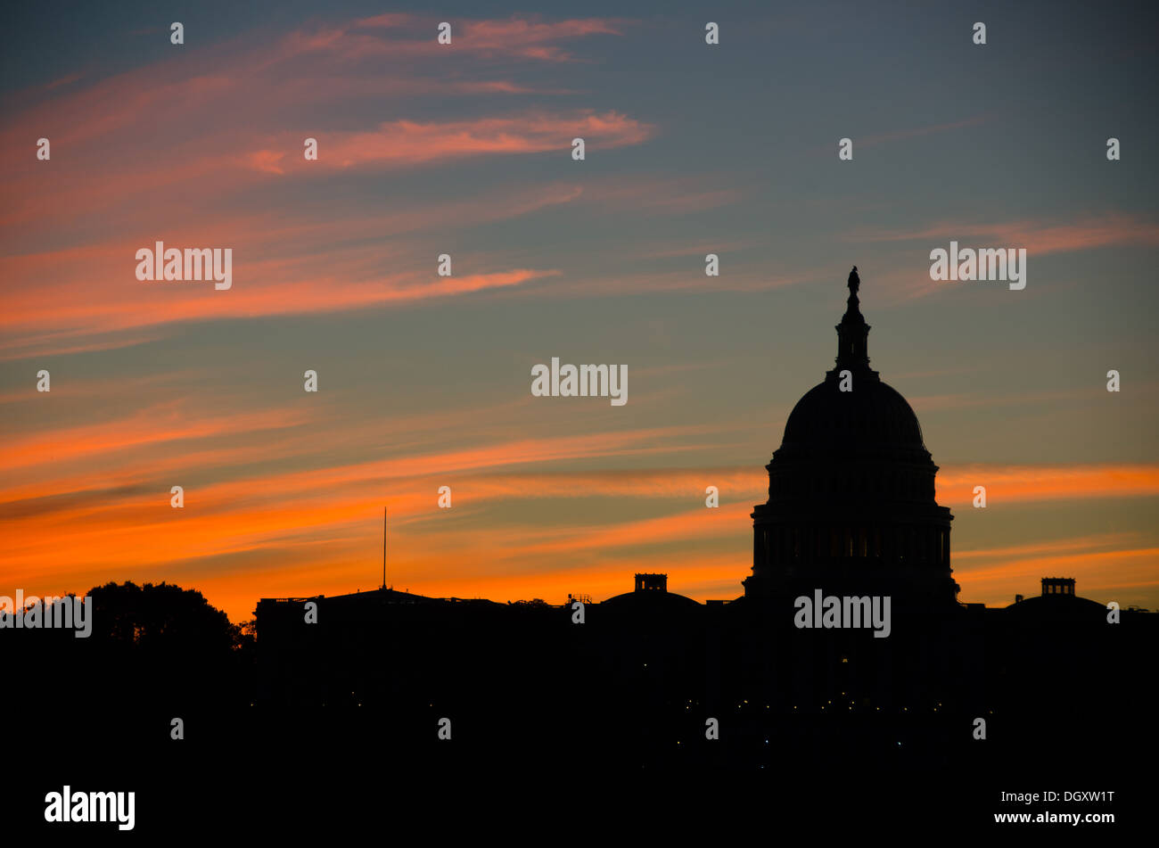 U.S. Capitol Building Dome silhouette Washington DC // WASHINGTON DC - la luce pre-alba illumina coloratamente le nuvole dietro la sagoma della cupola del Campidoglio a Washington DC l'edificio neoclassico, completato nel 1800 con le successive espansioni, funge da luogo di incontro del Congresso degli Stati Uniti e sede del ramo legislativo del governo federale degli Stati Uniti. L'iconica cupola, progettata da Thomas U. Walter, è stata aggiunta tra il 1855 e il 1866. Il Campidoglio si trova su Capitol Hill all'estremità orientale del National Mall. Foto Stock